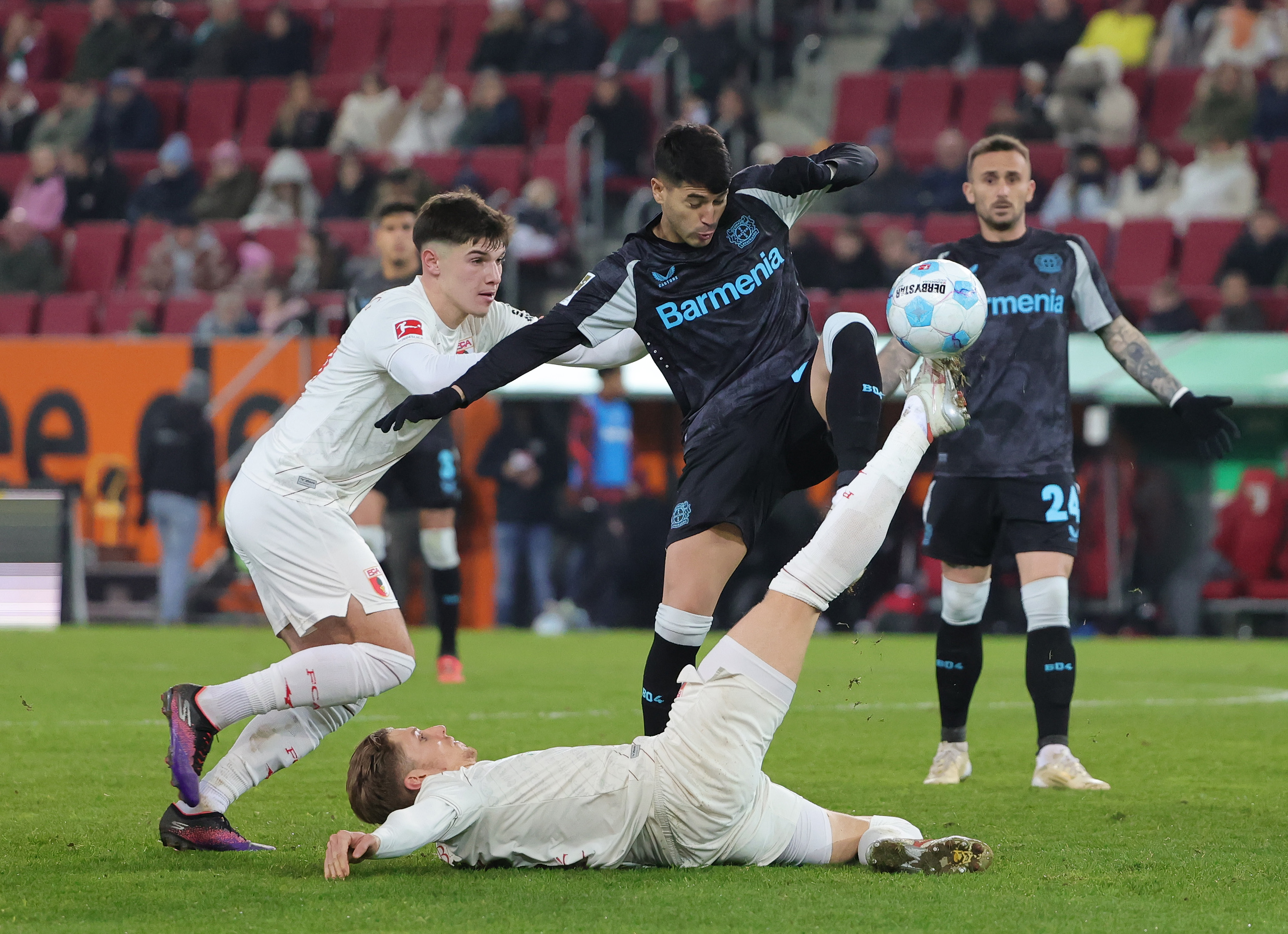 开云sport-巴萨轻取勒沃库森，姆巴佩点燃赛场